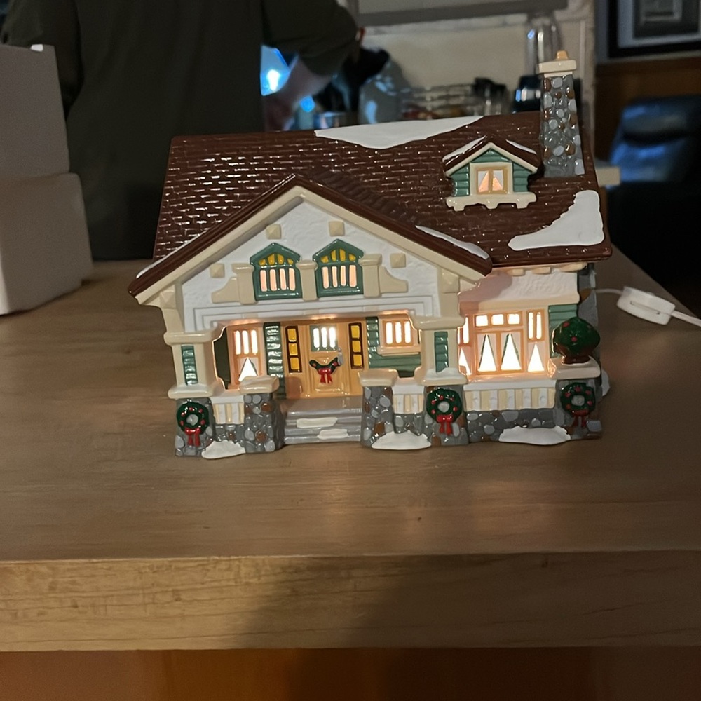 Department 56.54372 Snow Village Craftsman Cottage ￼